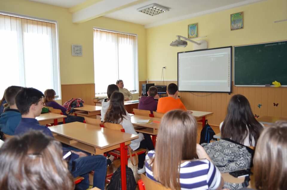 З метою відзначення 78-ї річниці проголошення Карпатської України для учнів 10-11 класів було організовано перегляд та обговорення фільму «Срібна Земля. Хроніка Карпат…