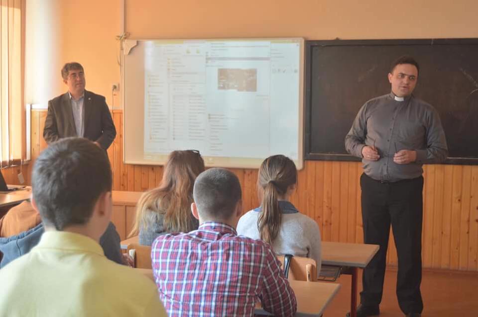 23.03 відбулася профорієнтаційна зустріч з представником Українського Католицького Університету Юрієм Підлісним та колишнім випускником вищезгаданого навчального закла…