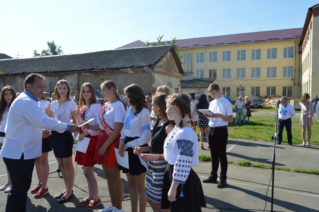 Для учнів СШ №16 пролунав останній дзвінок)