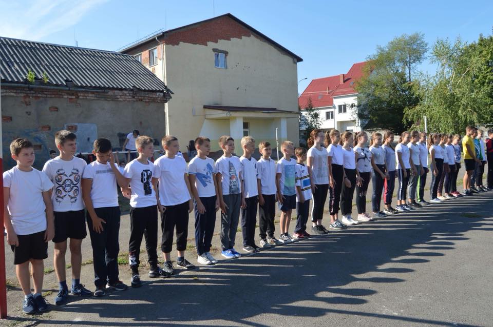 Підведено підсумки Олімпійського тижня у СШ №16. Найактивніші класи - учасники спортивних змагань були нагороджені грамотами на загальношкільній лінійці.