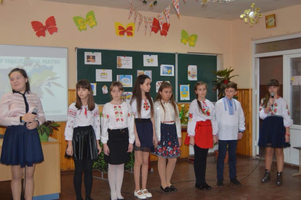 У рамках відзначення Міжнародного дня рідної мови 20 лютого у Мукачівській СШ №16 було проведено виховний захід «Чарівні звуки, рідне слово – моя сердечна українська м…