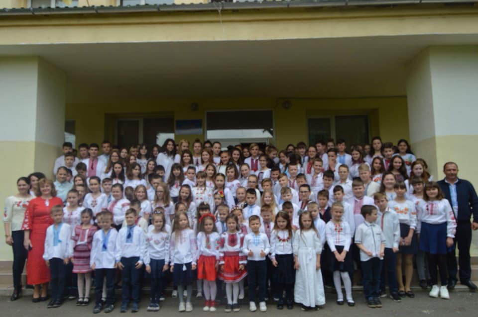 Злюби, мов світло сонця з ранку, Що йде до тебе від заграви, Свою вкраїнську вишиванку, Злюби - без поспіху й забави. Сьогодні, у Міжнародний день вишиванки, учні та в…