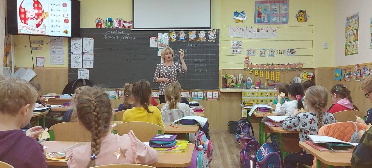 Математика навколо нас. Проте іноді ми, на жаль, її не помічаємо. Але ж без неї обійтися досить непросто, а іноді й зовсім неможливо. Позаяк Математика живе навіть у н…