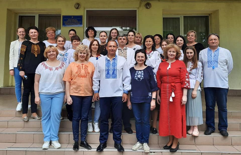 Педагогічний колектив Мукачівської СШ №16 вітає всіх з Всесвітнім днем вишиванки!