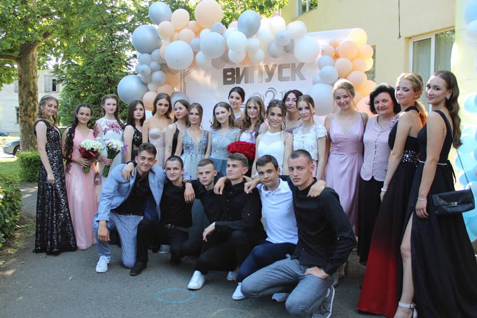Щасливі посмішки випускників, сльози радості за своїх дітей на очах батьків, свідоцтва про здобуття повної загальної середньої освіти, заслужені медалі, слова подяки в…