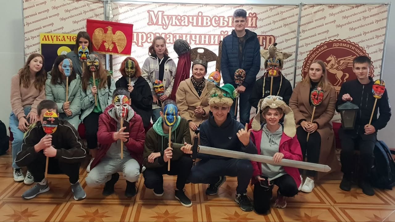 Мабуть, немає в Мукачеві людини, яка б хоч раз у житті не побувала в нашому Драматичному театрі. Але 13 жовтня учні 10 класу Мукачівської СШ №16 разом зі своєю вчитель…