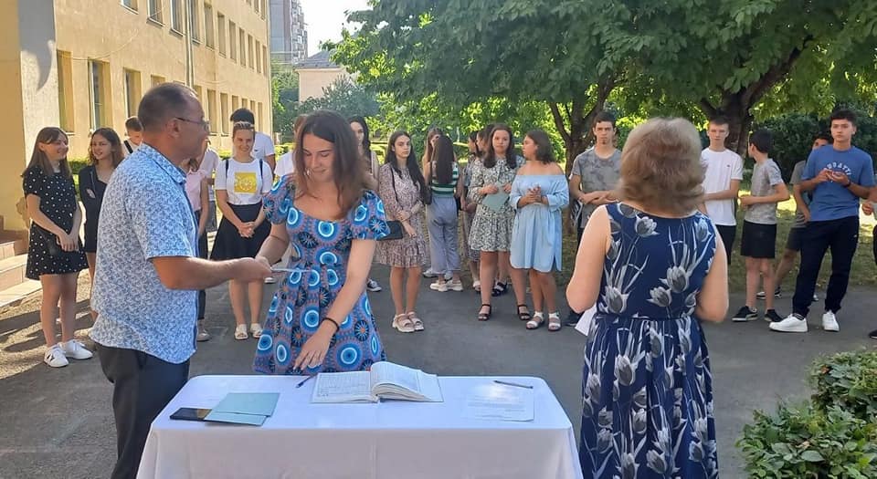 Вони подолали другу сходинку освіти та отримали свідоцтво про здобуття базової середньої освіти. У Мукачівській СШ №16 вітали випускників 9-х класів та вручали свідоцтва.