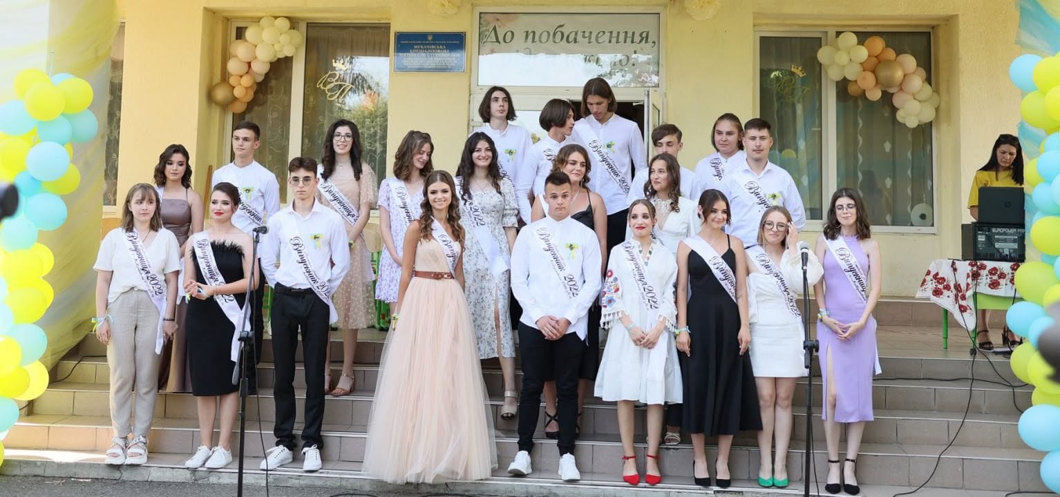 Випускний бал 2022 року в Мукачівській СШ №16 був особливим! Перш за все, він відбувся! І це вже великий подарунок нашім дітям – мати випускний в рідній школі, до яког…