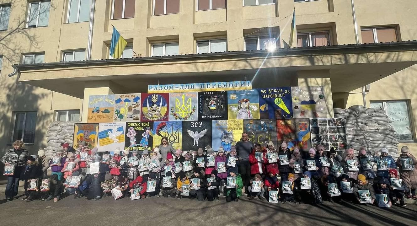За ініціативи Мукачівського благодійного фонду «Скеля» у СШ №16 пройшла нова патріотична акція під гаслом «Перемога очима дітей!». У ній прийняли участь першокласники,…