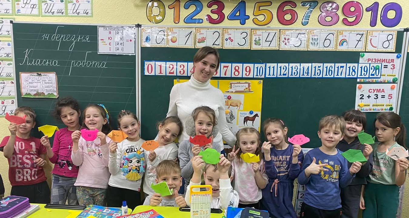 Значну роль при навчанні іноземних мов, зокрема англійської мови, відіграє використання навчальних ігор. Гра - це завжди емоції. Де емоції - там активність, увага, уяв…