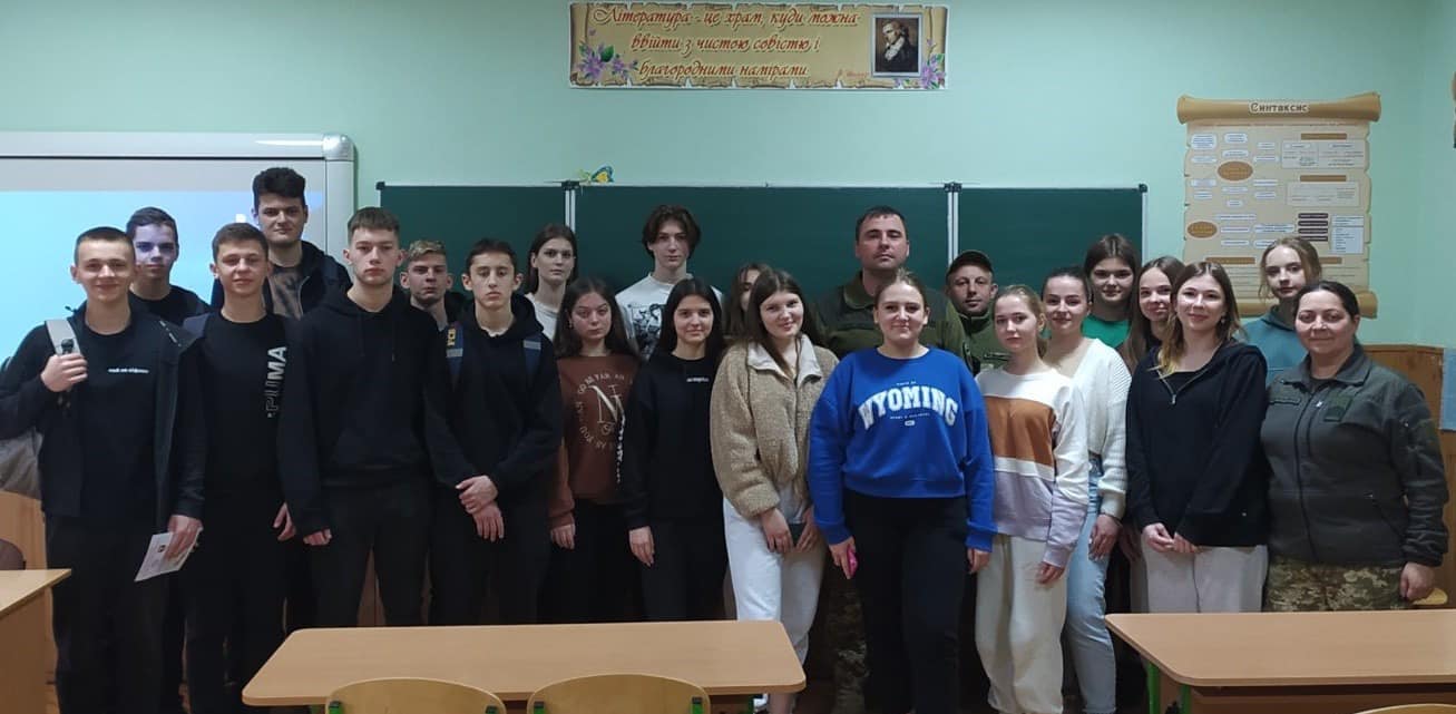 У Мукачівській СШ №16 відбулася профорієнтаційна бесіда з доцентом кафедри Військового інституту танкових військ Національного технічного університету «Харківський пол…