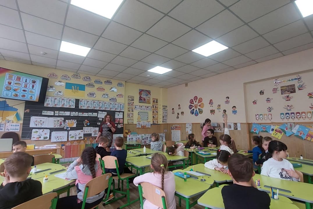 Завершуємо інформаційний дайджест щодо Методичного тижня молодих спеціалістів «Кроки становлення». Вихователь ГПД 3-Б класу Макара Марина Іванівна запросила своїх вихо…