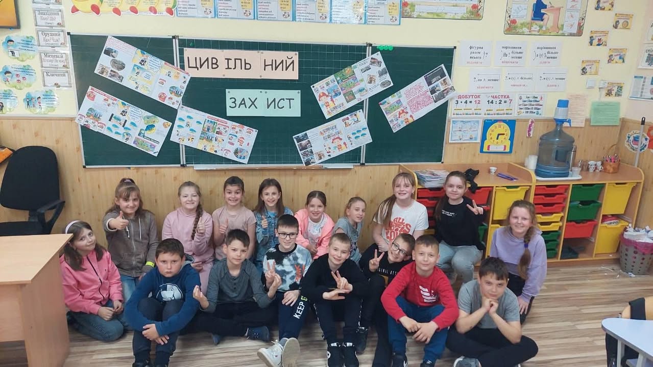 Один день з життя школи. Епізод одинадцятий. У той час, коли учні старших класів активно проводили час, демонструючи набуті протягом року знання з основ безпеки життєд…