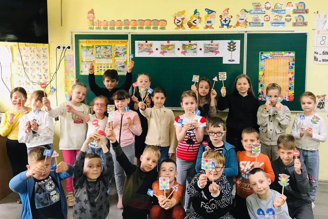 З 15 до 21 травня в Україні триває Тиждень безпеки дорожнього руху “Безпека на дорогах в умовах воєнного стану”, в рамках якого в Мукачівській СШ №16 пройшов Єдиний ур…