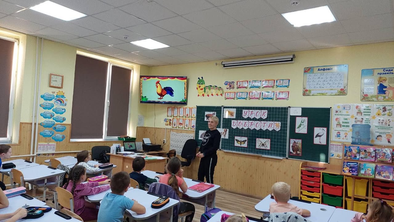 Напередодні Всесвітнього дня тварин , який відзначають 4 жовтня, бібліотекар Матвійків В.І. та класний керівник 1-А класу Калинич Г.С. ознайомили дітей з історією Дня…