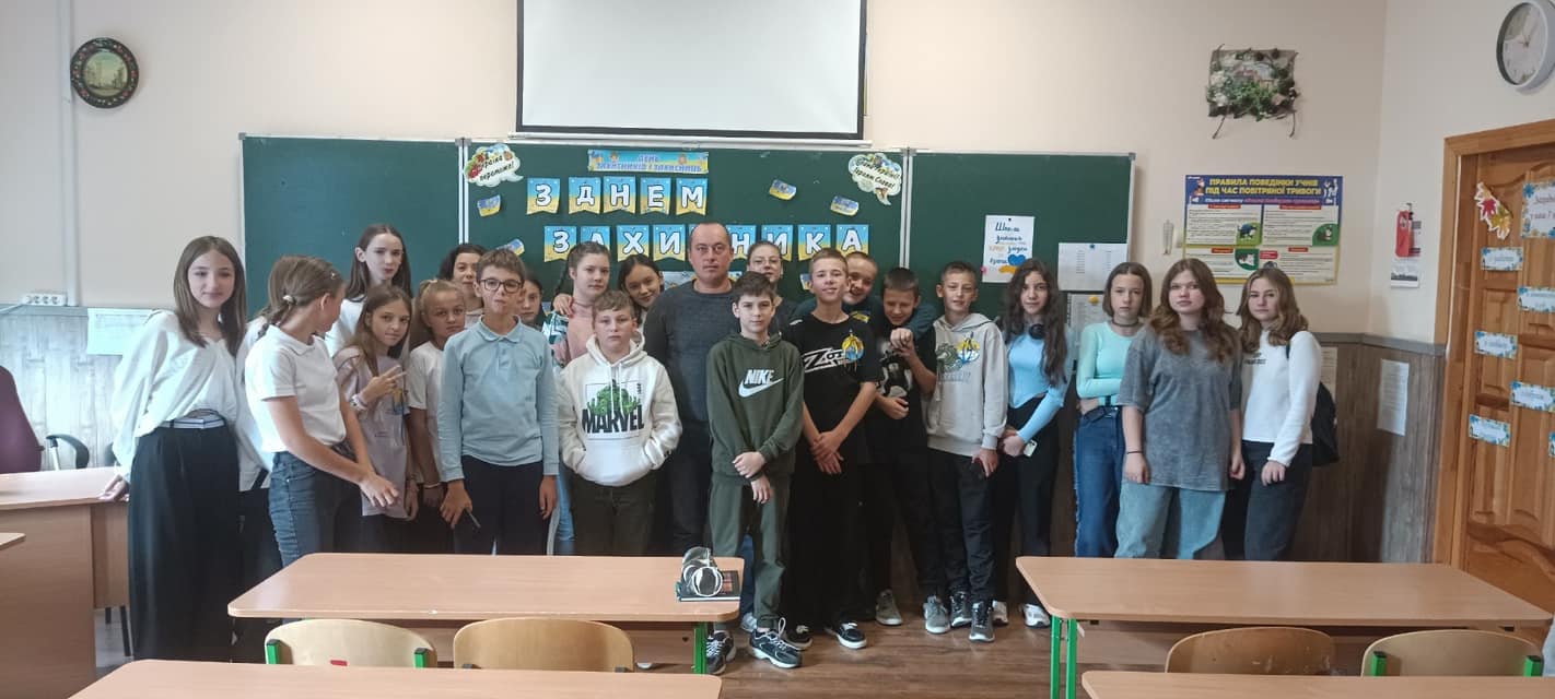 В День захисників та захисниць до учнів 7Б та 7В класів завітав військовослужбовець, ветеран війни Юрій Шабунін. Під час зустрічі, пан Юрій розповів про себе, про те я…