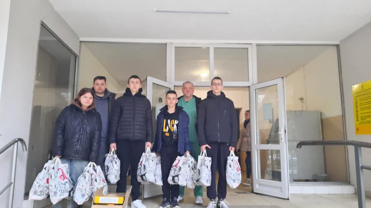 Напередодні Дня Збройних сил України та з нагоди Дня святого Миколая учні нашої школи передали солодощі військовим, що перебувають на лікуванні у Лікарні Святого Мартина.