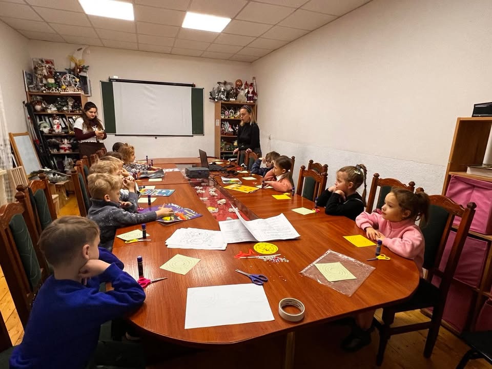 Учні 1-А класу разом із класним керівником Діаною Удварі мали чудову можливість відвідати Мукачівський центр позашкільної освіти. Цей день став для малюків не лише піз…
