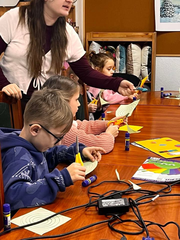 Учні 1-А класу разом із класним керівником Діаною Удварі мали чудову можливість відвідати Мукачівський центр позашкільної освіти. Цей день став для малюків не лише піз…
