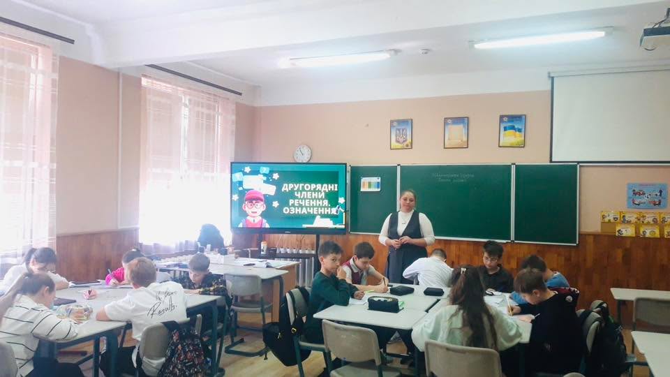 ✨ Чудовий приклад того, як можна поєднати вивчення граматики з творчістю та натхненням! 📚 Сьогодні, 19 березня, на уроці української мови вчитель Бровді Є.Г. знайомила…
