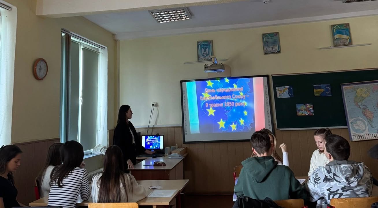 До Дня Європи — у світ європейських країн разом з 10-А! 🌍🇪🇺 З нагоди Дня Європи учні 10-А класу разом із вчителем географії Ганною Далідою здійснили пізнавальну подоро…