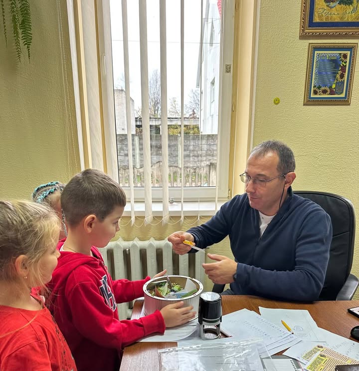 🌞 «Магія добрих справ» у 1-А класі Сьогодні наші першокласники разом із класним керівником Мар’яною Бибою вирушили у чарівну подорож доброти 💛 Діти дарували вчителям т…