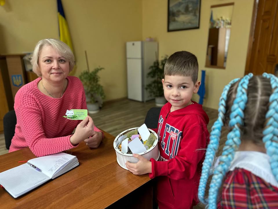 🌞 «Магія добрих справ» у 1-А класі Сьогодні наші першокласники разом із класним керівником Мар’яною Бибою вирушили у чарівну подорож доброти 💛 Діти дарували вчителям т…