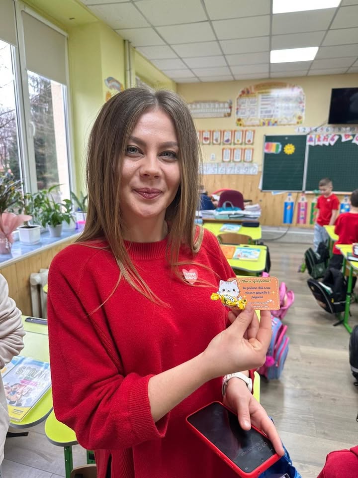 🌞 «Магія добрих справ» у 1-А класі Сьогодні наші першокласники разом із класним керівником Мар’яною Бибою вирушили у чарівну подорож доброти 💛 Діти дарували вчителям т…