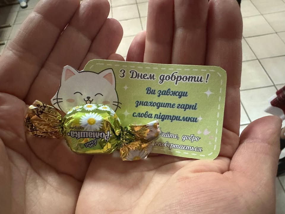 🌞 «Магія добрих справ» у 1-А класі Сьогодні наші першокласники разом із класним керівником Мар’яною Бибою вирушили у чарівну подорож доброти 💛 Діти дарували вчителям т…