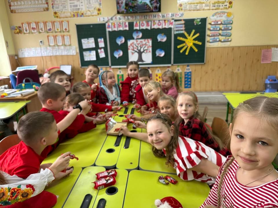 🌞 «Магія добрих справ» у 1-А класі Сьогодні наші першокласники разом із класним керівником Мар’яною Бибою вирушили у чарівну подорож доброти 💛 Діти дарували вчителям т…