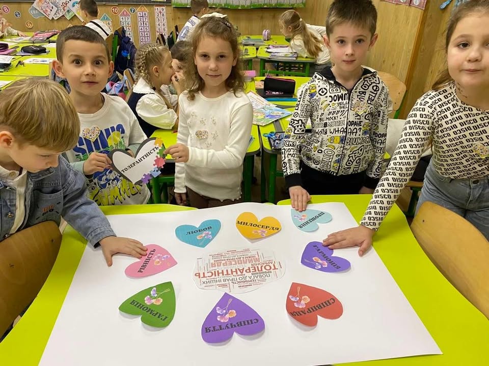 🤝 Урок до Дня толерантності у 2-Б класі Сьогодні у 2-Б класі під керівництвом класного керівника Алли Георгіївни Лизанець пройшов теплий і надзвичайно доброзичливий ур…