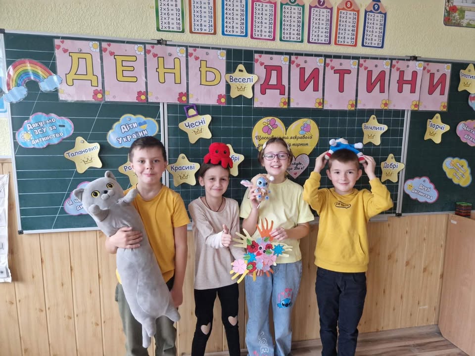 Вчора ми відзначили Всесвітній день дитини, і цього разу наша Кольорова мандрівка занурила нас у сонячні жовті барви! 🌟💛 Ми говорили про права дитини, про важливість т…