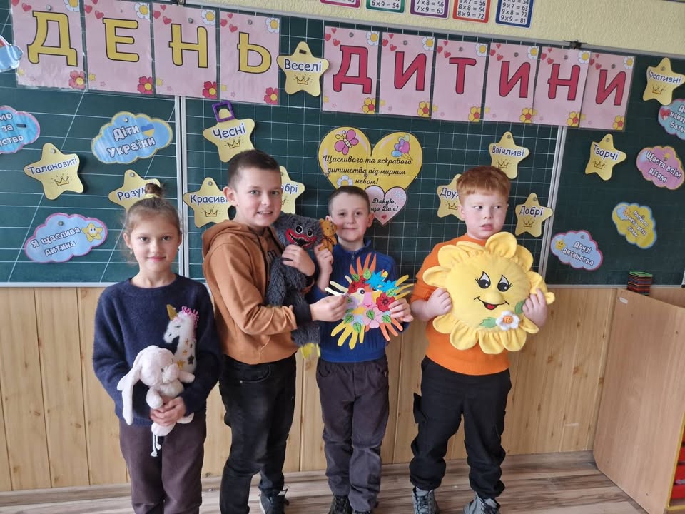Вчора ми відзначили Всесвітній день дитини, і цього разу наша Кольорова мандрівка занурила нас у сонячні жовті барви! 🌟💛 Ми говорили про права дитини, про важливість т…