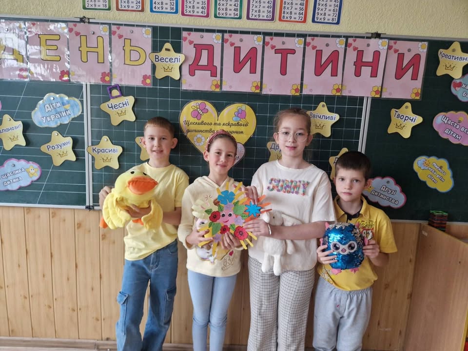 Вчора ми відзначили Всесвітній день дитини, і цього разу наша Кольорова мандрівка занурила нас у сонячні жовті барви! 🌟💛 Ми говорили про права дитини, про важливість т…