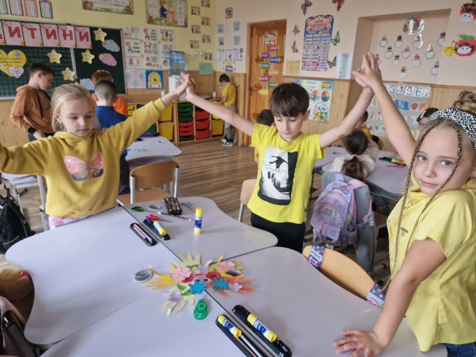 Вчора ми відзначили Всесвітній день дитини, і цього разу наша Кольорова мандрівка занурила нас у сонячні жовті барви! 🌟💛 Ми говорили про права дитини, про важливість т…