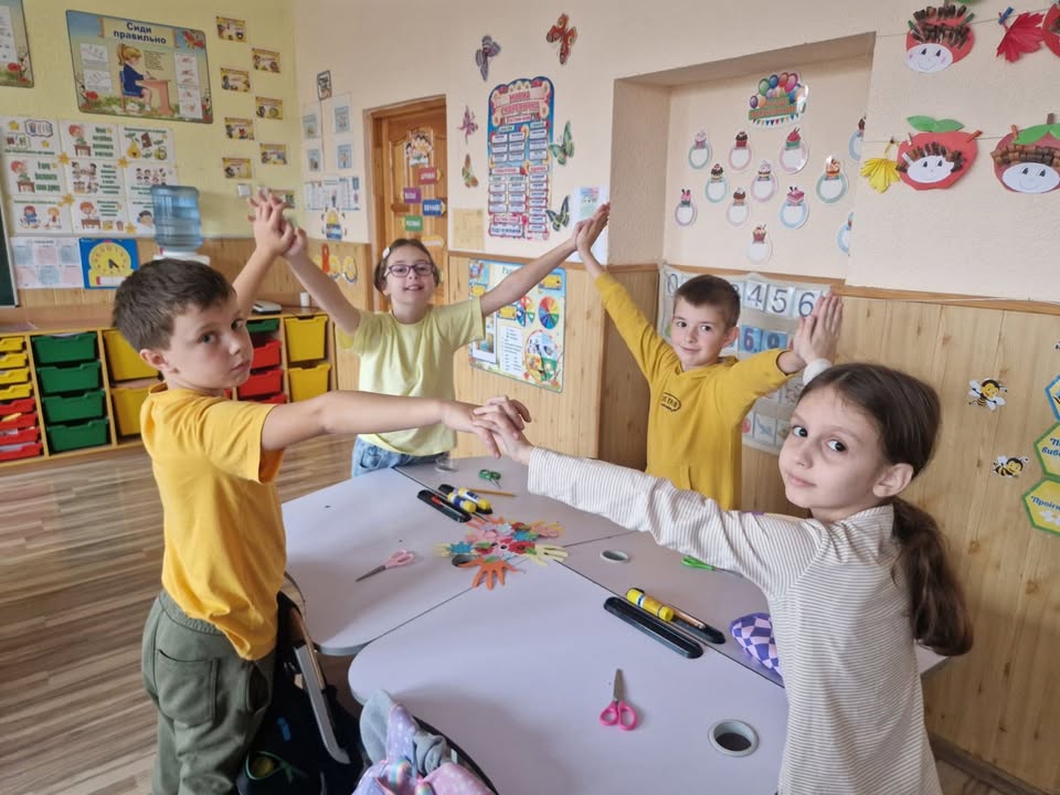 Вчора ми відзначили Всесвітній день дитини, і цього разу наша Кольорова мандрівка занурила нас у сонячні жовті барви! 🌟💛 Ми говорили про права дитини, про важливість т…