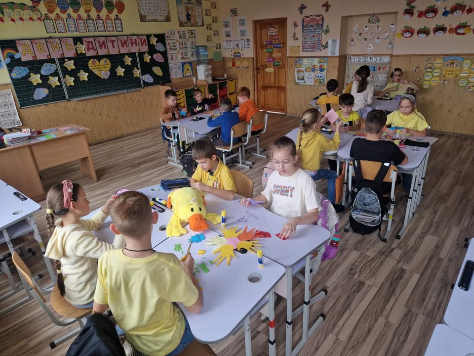 Вчора ми відзначили Всесвітній день дитини, і цього разу наша Кольорова мандрівка занурила нас у сонячні жовті барви! 🌟💛 Ми говорили про права дитини, про важливість т…