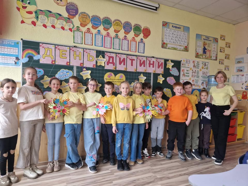 Вчора ми відзначили Всесвітній день дитини, і цього разу наша Кольорова мандрівка занурила нас у сонячні жовті барви! 🌟💛 Ми говорили про права дитини, про важливість т…