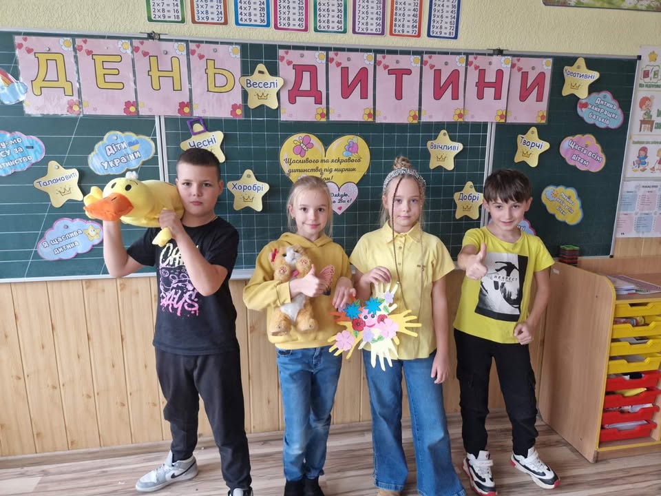 Вчора ми відзначили Всесвітній день дитини, і цього разу наша Кольорова мандрівка занурила нас у сонячні жовті барви! 🌟💛 Ми говорили про права дитини, про важливість т…
