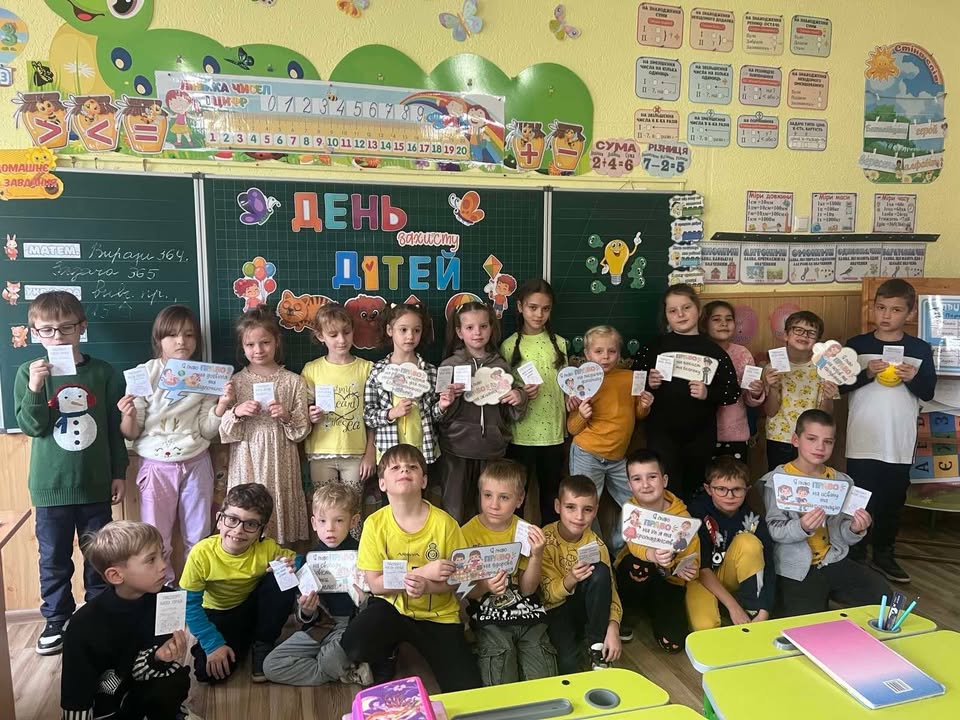 Вчора ми відзначили Всесвітній день дитини, і цього разу наша Кольорова мандрівка занурила нас у сонячні жовті барви! 🌟💛 Ми говорили про права дитини, про важливість т…