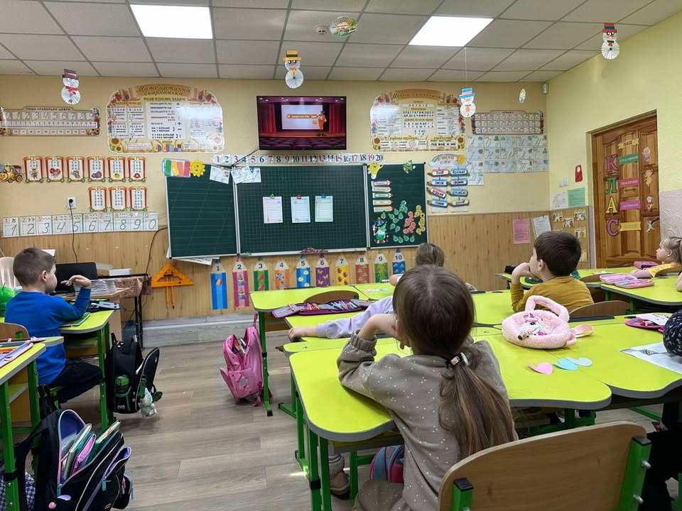 Учні 1-А класу долучилися до ініціативи «Уроки Турботи» від Академії Турботи 💛 У межах міжнародної акції «Щедрий вівторок» ми провели урок «Створи диво для іншого», пр…