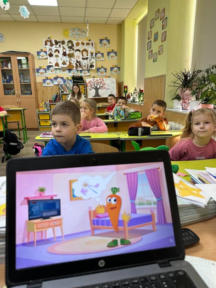 Учні 1-А класу долучилися до ініціативи «Уроки Турботи» від Академії Турботи 💛 У межах міжнародної акції «Щедрий вівторок» ми провели урок «Створи диво для іншого», пр…