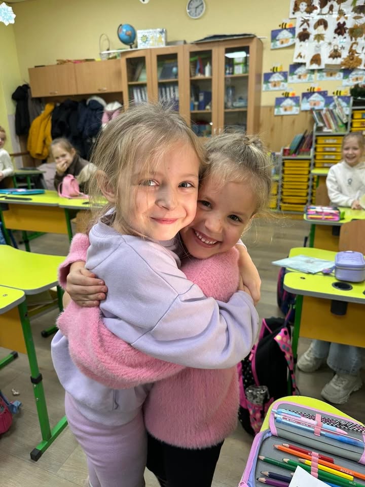 Учні 1-А класу долучилися до ініціативи «Уроки Турботи» від Академії Турботи 💛 У межах міжнародної акції «Щедрий вівторок» ми провели урок «Створи диво для іншого», пр…