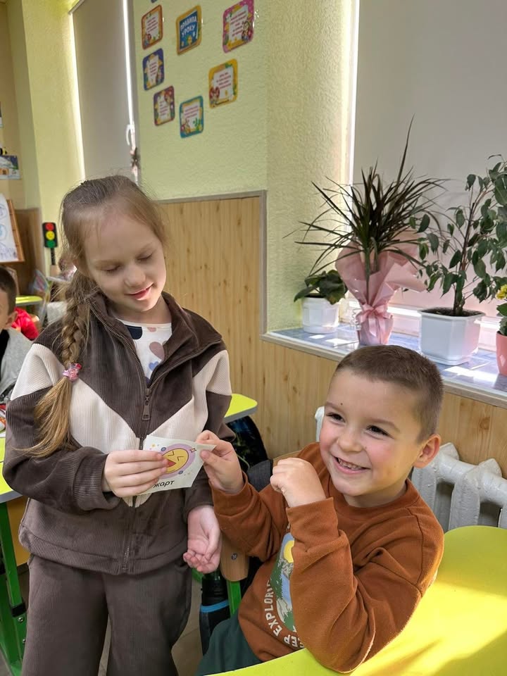 Учні 1-А класу долучилися до ініціативи «Уроки Турботи» від Академії Турботи 💛 У межах міжнародної акції «Щедрий вівторок» ми провели урок «Створи диво для іншого», пр…