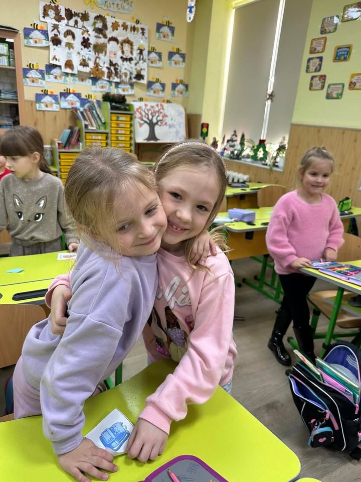 Учні 1-А класу долучилися до ініціативи «Уроки Турботи» від Академії Турботи 💛 У межах міжнародної акції «Щедрий вівторок» ми провели урок «Створи диво для іншого», пр…