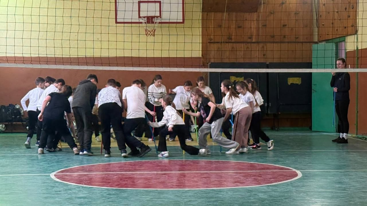 Рух — це драйв! Урок фізичної культури у 5-му класі НУШ 🏐🤸‍♂️ ​У 5-А класі вчителем фізичної культури Гвоздак Анною-Марією Ігорівною було проведено надзвичайно динаміч…