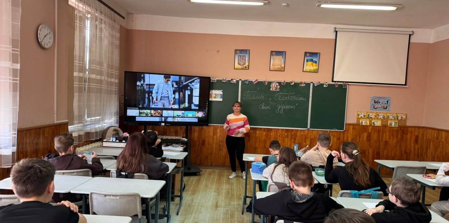 Сьогодні учні 6-А класу мали можливість долучитися до особливого заняття, під час якого спробували глибше зрозуміти світ людей із порушеннями зору ✨👀 Мама учня Коваля…