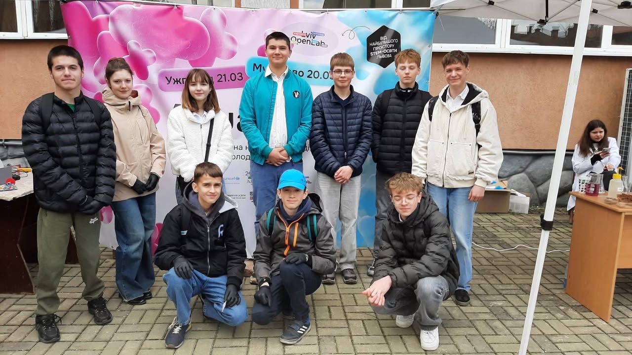 💧 Сьогодні, 20 березня, учні нашого закладу освіти разом з учителькою біології Євою Сабов стали учасниками Aqua Fest у Мукачеві. Під час інтерактивної екоподії школярі…