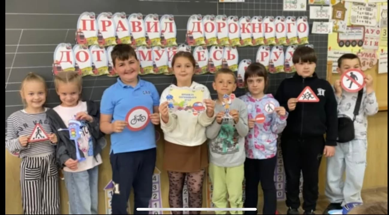 Класний керівник Алла Лизанець провела з учнями 2-Б класу бесіду щодо дотримання правил дорожнього руху. Під час заходу було наголошено на необхідності безпечної повед…
